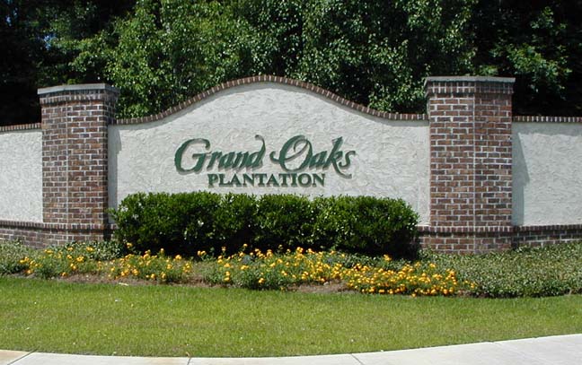 Grand Oaks Plantation neighborhood entrance sign